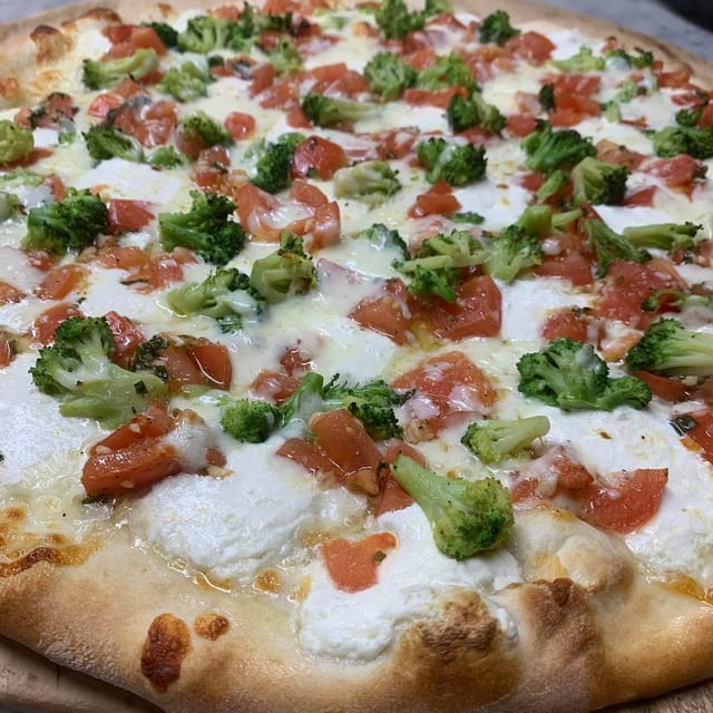 White with Broccoli, Garlic & Tomatoes Pizza.